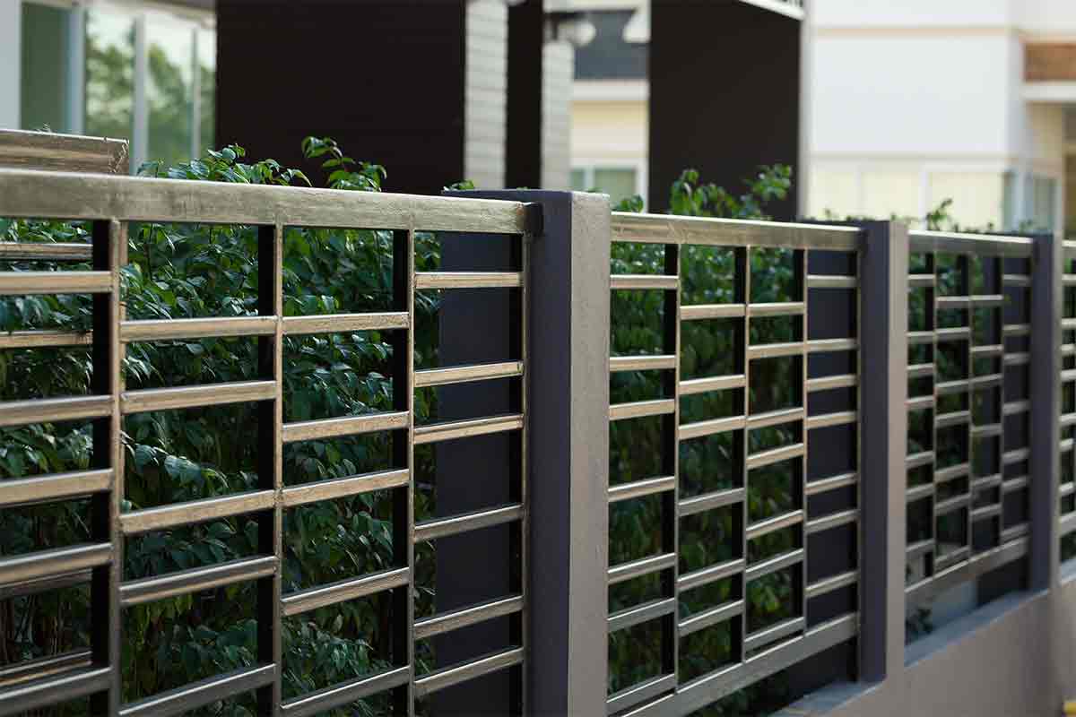 Horizontal bar fence